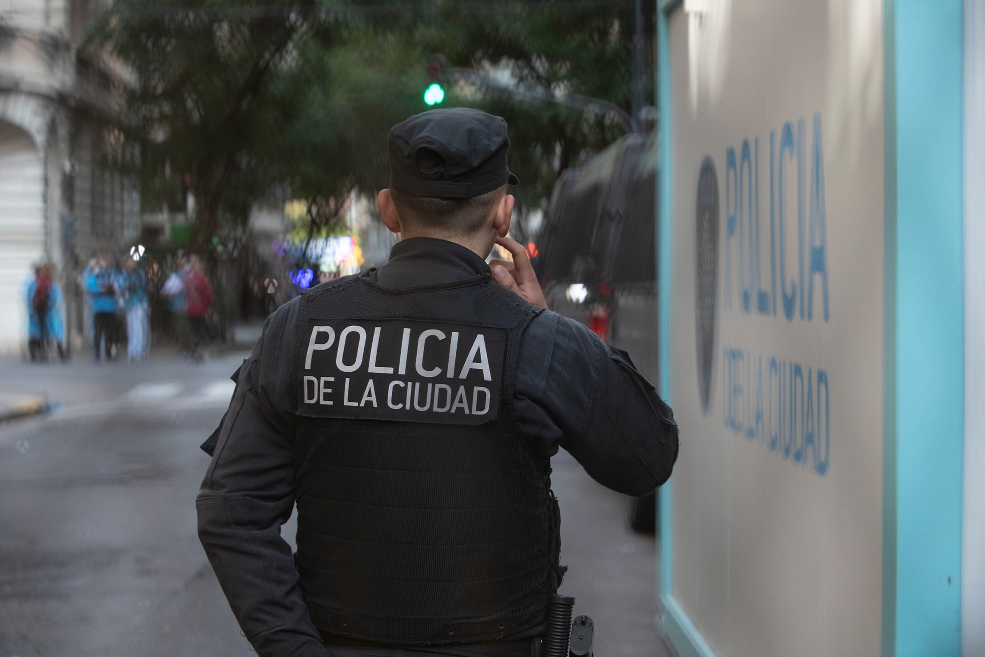 El domicilio de la vicepresidenta Cristina Fernández se encuentra vallado por la policía de la ciudad. / Foto: Clarín.