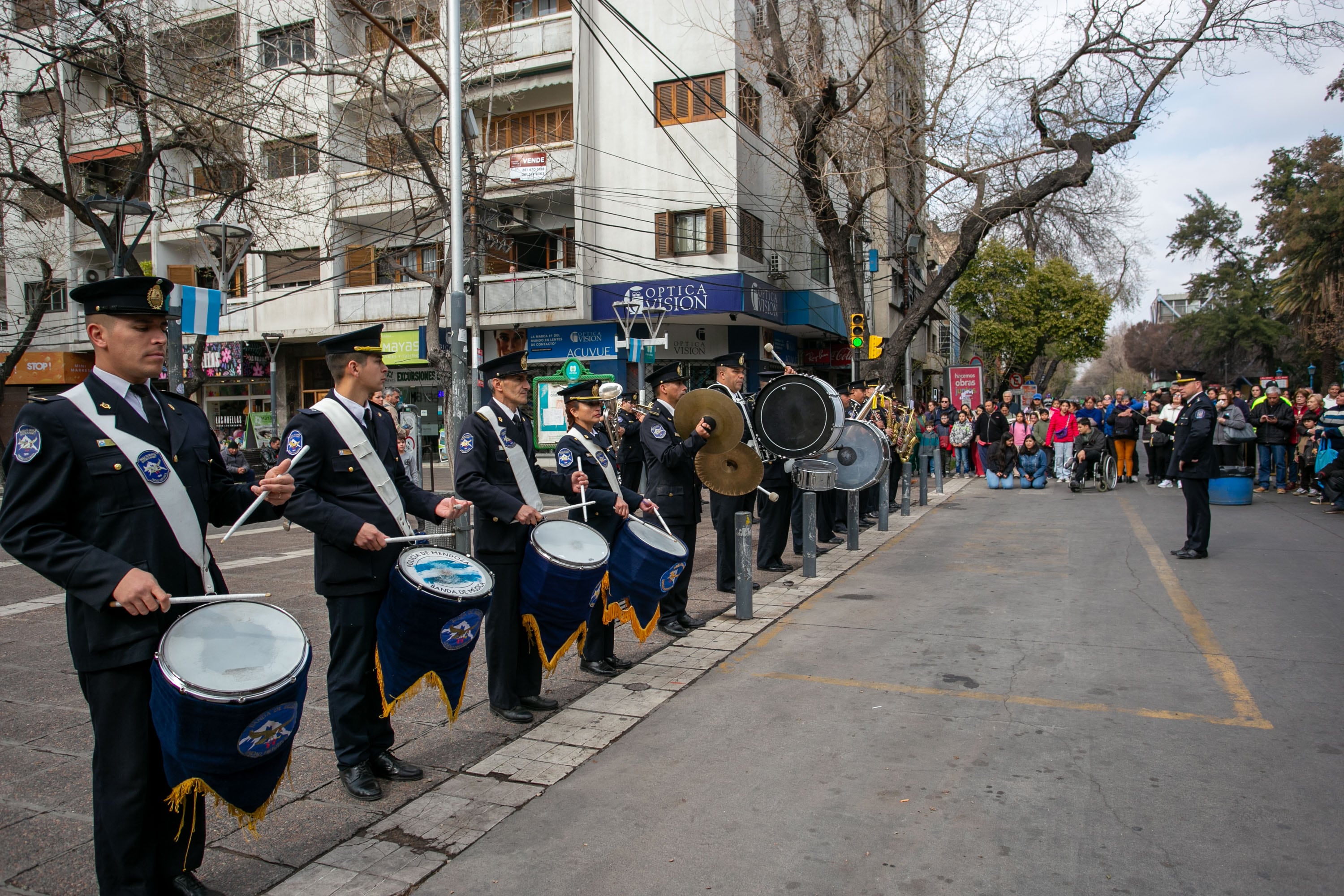 Una multitud homenajeó al General San Martín en la plaza Independencia