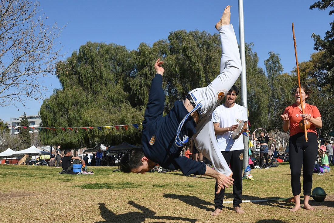 13 de agosto de 2022 Mendoza Capoeira Arte y lucha afro-brasilera. Kevin Lemos de la academia Capoeira de Valor, practica capoeira en el Parque Central junto a sus alumnos  Foto: Marcelo Rolland / Los Andes