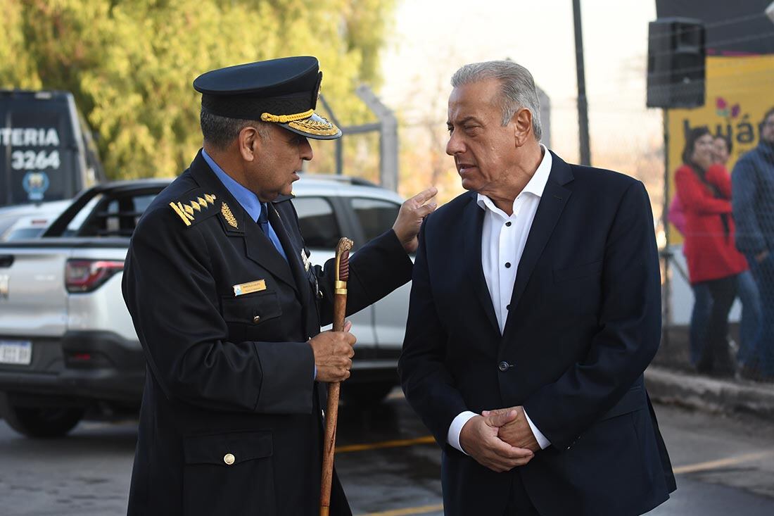 En el departamento de Lujan de Cuyo se inauguró la comisaria 11.
Marcelo Calipo, Jefe de la Policia de Mendoza junto al Ministro de Seguridad Raul Levrino.
Foto: José Gutierrez / Los Andes  