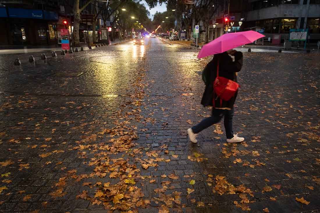 Mañana fría, lluviosa y otoñal en la Ciudad de Mendoza.