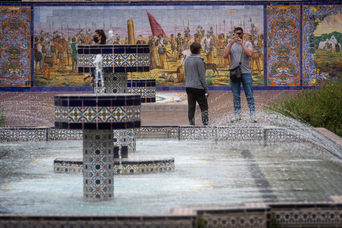 La Municipalidad de la Ciudad de Mendoza ha organizado bicitours y caminatas por las plazas de la Ciudad.
Fuente de la Plaza España. Foto: Ignacio Blanco / Los Andes 