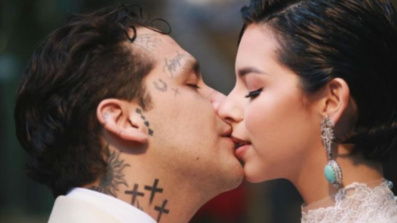 La foto que confirmó el matrimonio de Christian Nodal y Ángela Aguilar.