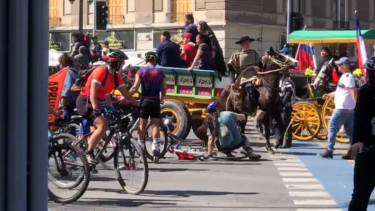 Ciclistas atropellados por un carro en Chile durante movilizaciones a favor y en contra de la reforma constitucional. Domingo 28/08/2022.