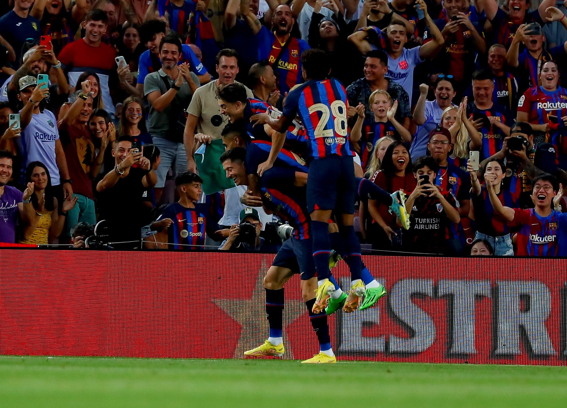 El pocalo Robert Lewandowski marcó su primer gol con la camiseta de Barcelona en el Camp Nou. (AP)