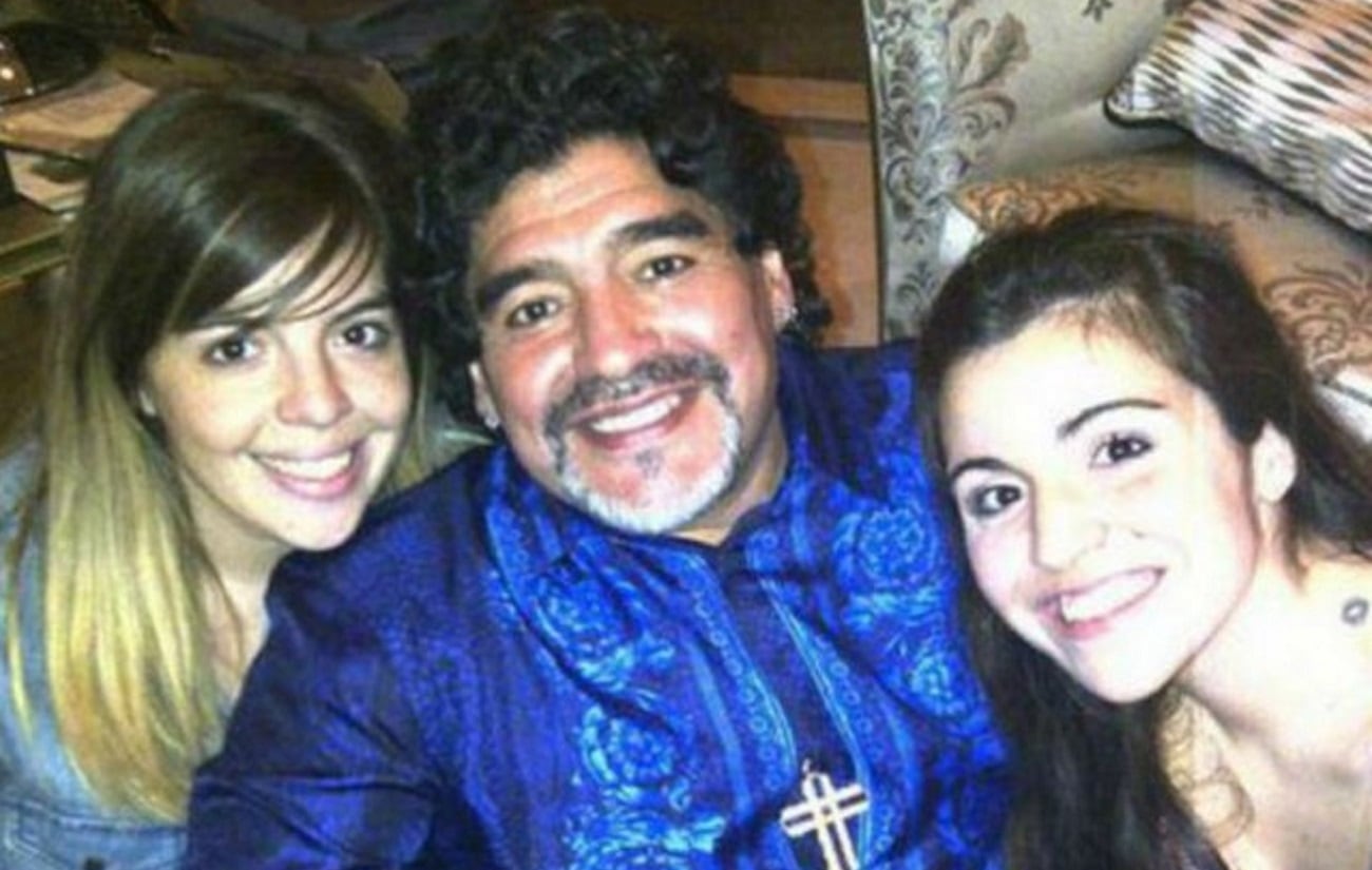 Dalma y Gianinna junto a su papá Diego, en una foto de archivo