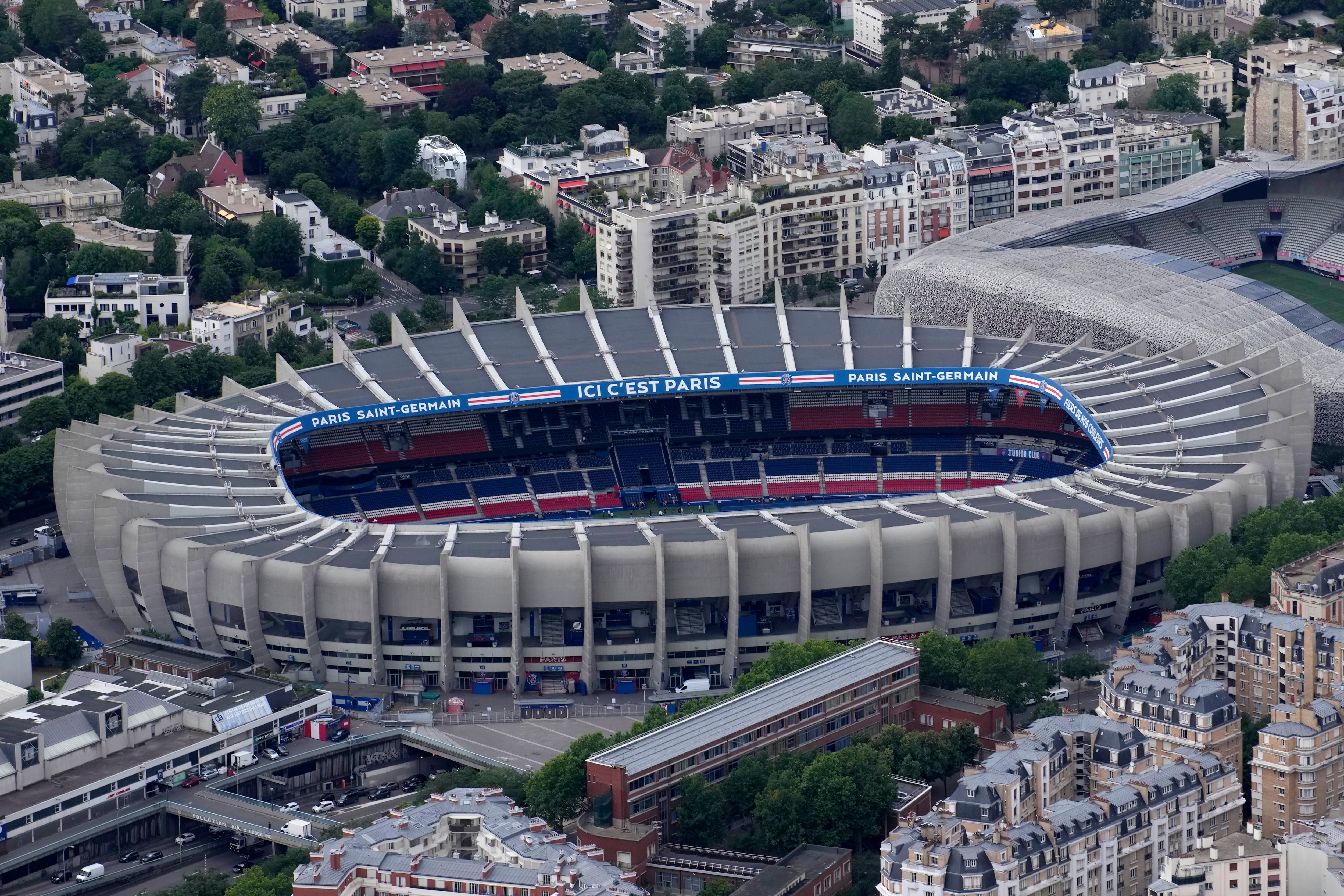 ARCHIVO - Vista del Parque de los Príncipes, el estadio donde juega el Paris Saint-Germain, el martes 11 de julio de 2023, en París. (AP Foto/Christophe Ena)