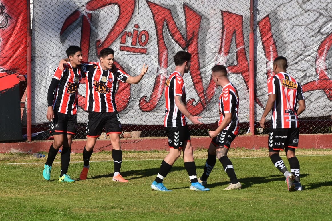 El festejo de los jugadores de Chacarita tras la apertura del marcador. / Mariana Villa ( Los Andes).