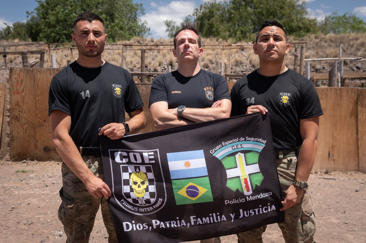 Felipe Serbena es el Comandante del BOPE de Paraná, Brasil. Esta de vacaciones en Mendoza y paso a visitar a los dos mendocinos que egresaron del curso que el dirigió.  Foto: Ignacio Blanco / Los Andes