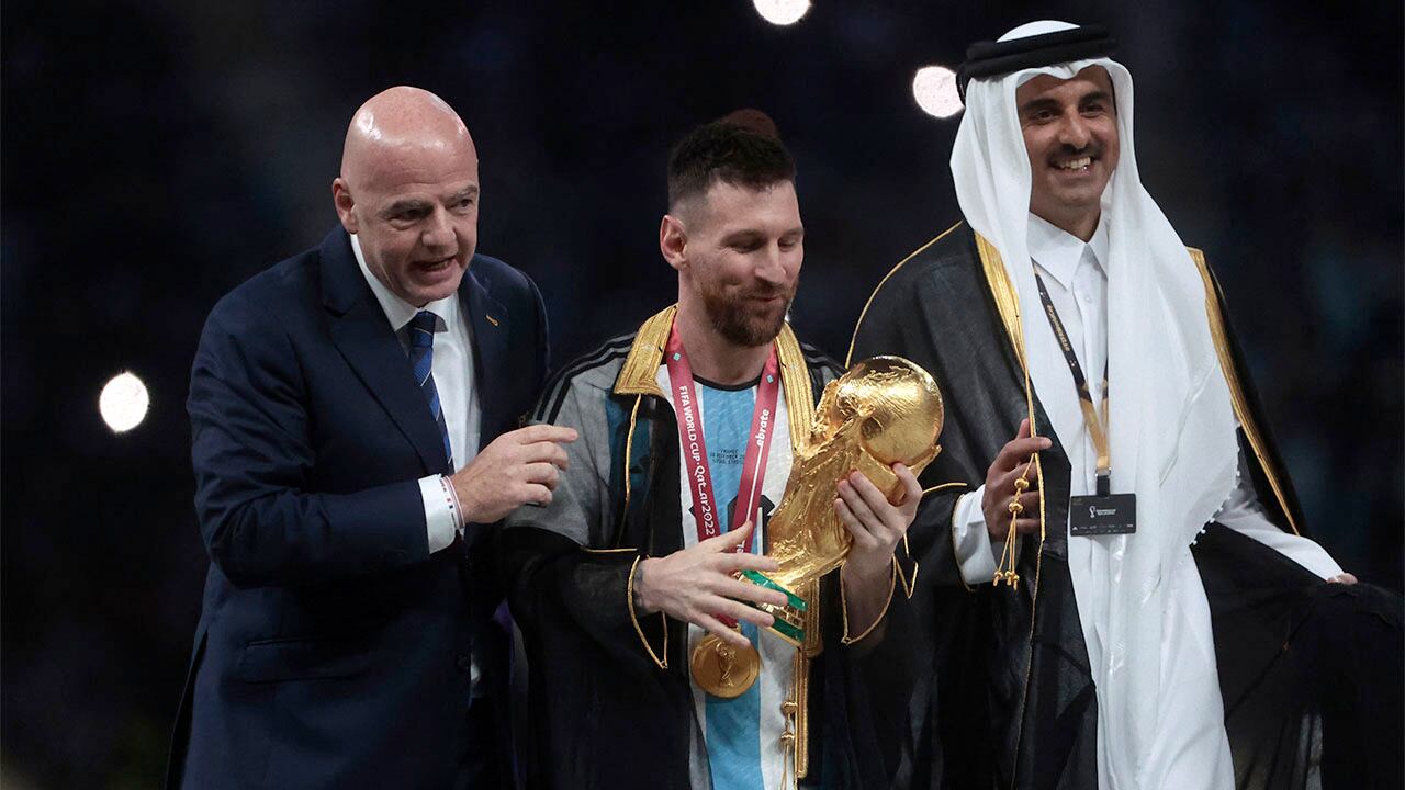 GR7042. LUSAIL (CATAR), 18/12/2022.- Lionel Messi (c) de Argentina posa con el trofeo de la Copa del Mundo junto a el presidente de la FIFA Giovanni Vincenzo (i) y el Emir del Estado de Catar hoy, en la final del Mundial de Fútbol Qatar 2022 entre Argentina y Francia en el estadio de Lusail (Catar). EFE/ Juan Ignacio Roncoroni
