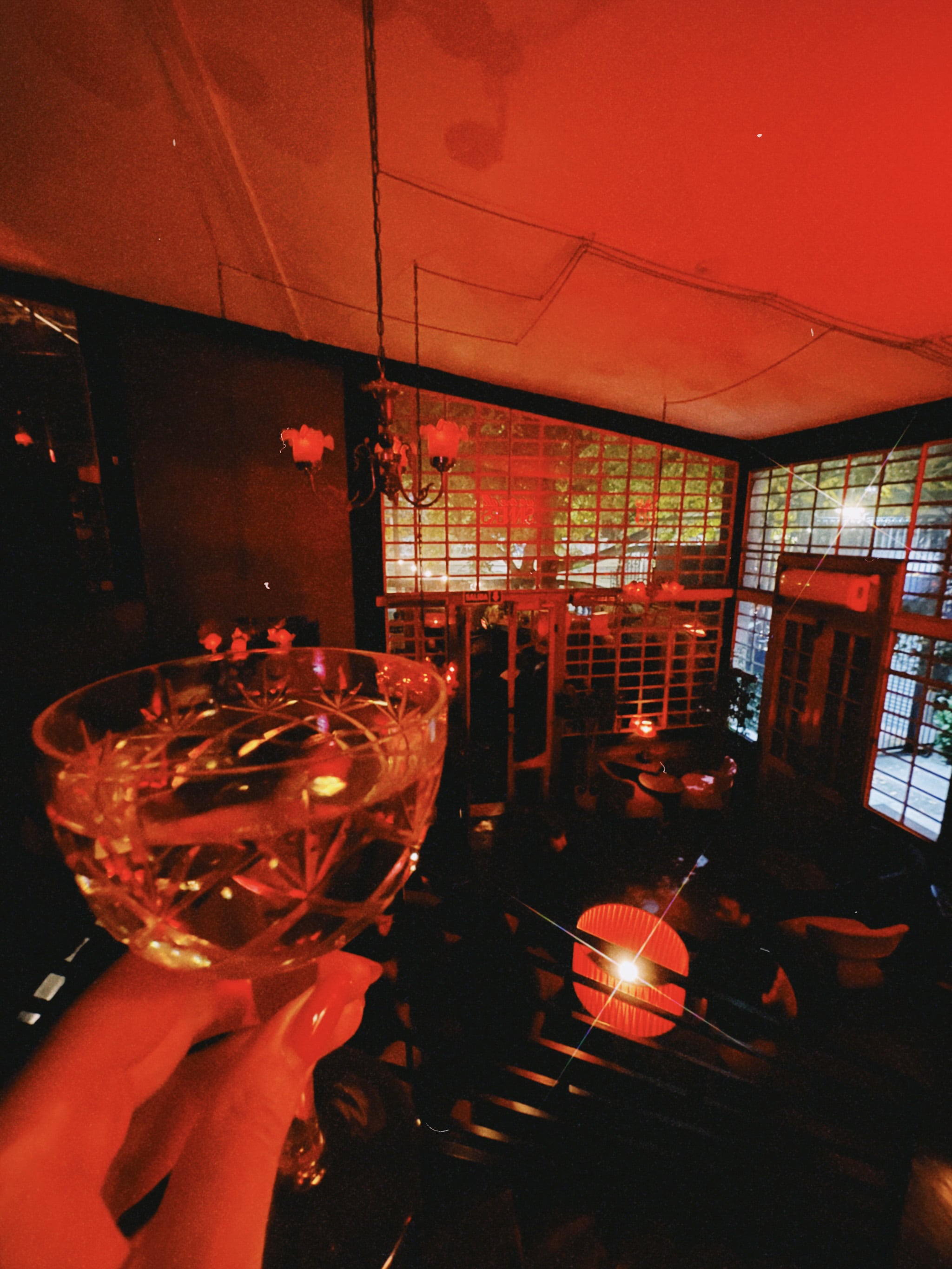 Las luces rojas que ambientaron todo el bar y le dio ese toque sensual y glamuroso al evento. 