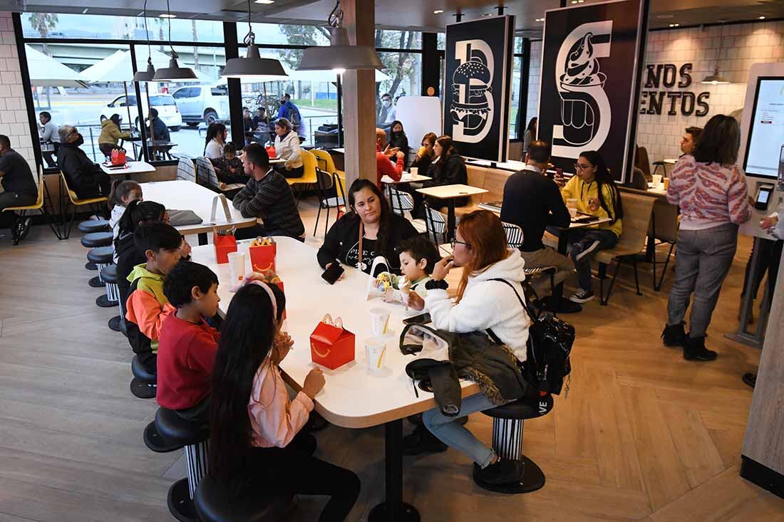 En el sector sur de la terminal de omnubus de Mendoza, se inauguró el local de comidas rápidas Mc Donald´s y auto Mac
Foto: José Gutierrez / Los Andes  