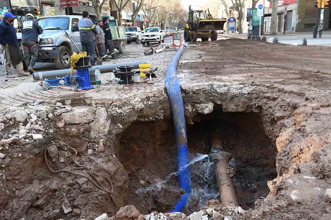 En la esquina de Av. San Martin Y Garibaldi de Ciudad, personal de Aguas Mendocinas trabajan para arreglar la rotura de un caño de agua.