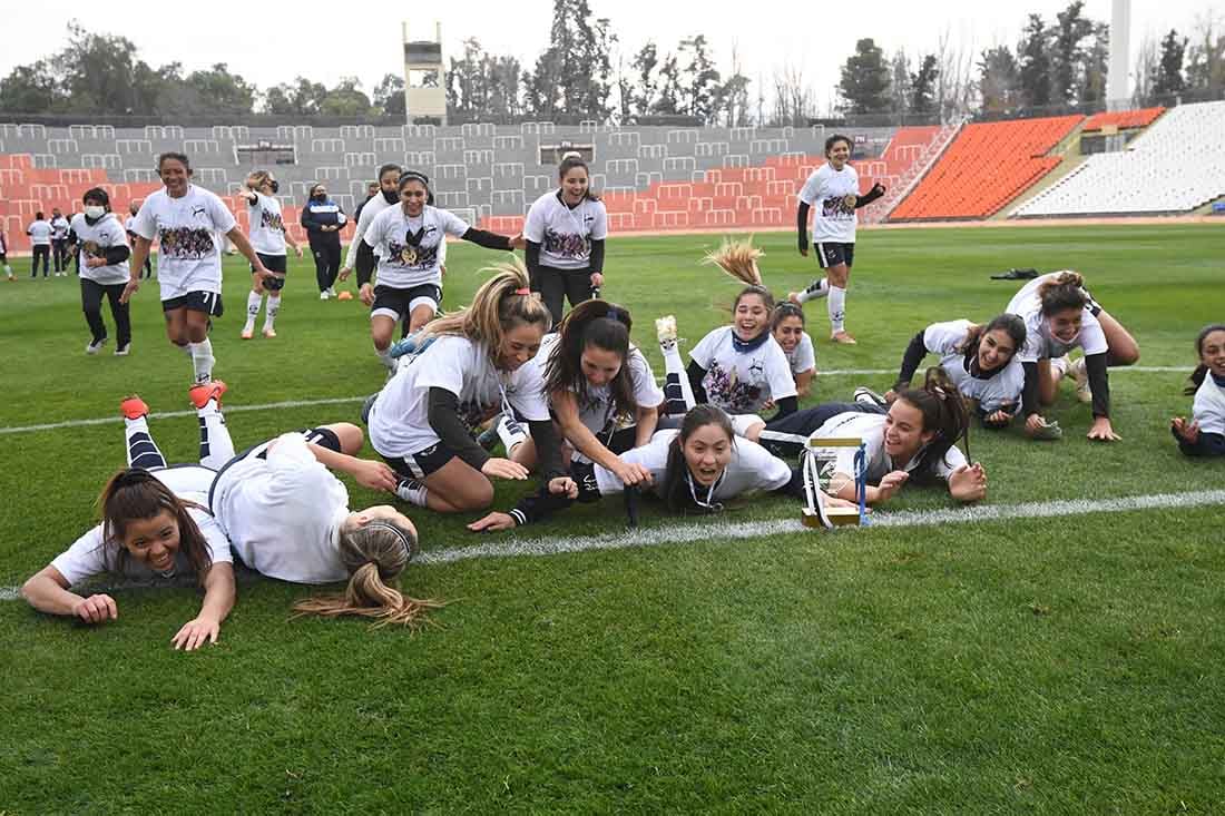 El festejo de Las Pumas tras haberse consagrado campeonas de la Liga Mendocina de Futbol.