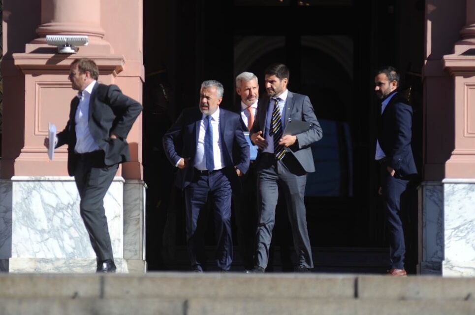 Cumbre con gobernadores de Juntos por el Cambio en Casa Rosada: Alfredo Cornejo (Mendoza), Maximiliano Pullaro (Santa Fe) y Rogelio Frigerio (Entre Ríos) salen de la reunión. Foto: Clarín