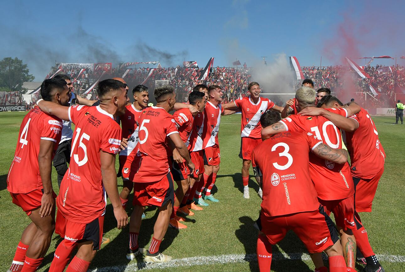 Deportivo Maipú dio un gran paso hacia sueño del ascenso, tras superar al Celeste por 2 a 0. El equipo festejó junto a los hinchas la clasificación a semifinales del Torneo Reducido.  

Foto: Orlando Pelichotti