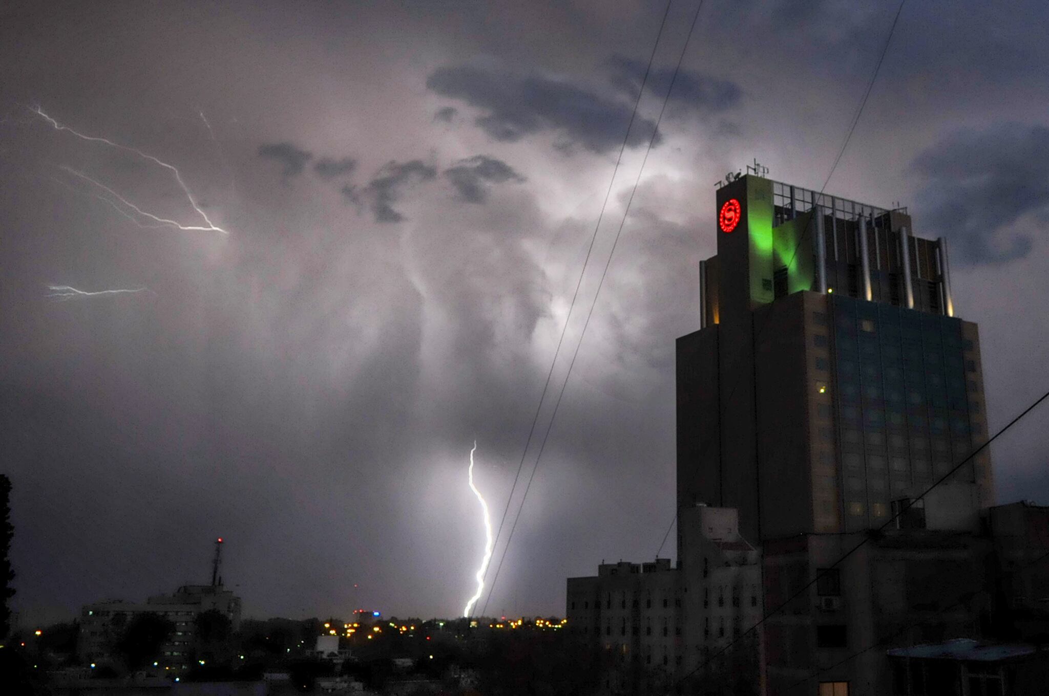 Tormenta con caida de granizo sobre Mendoza Foto: Orlando Pelichotti