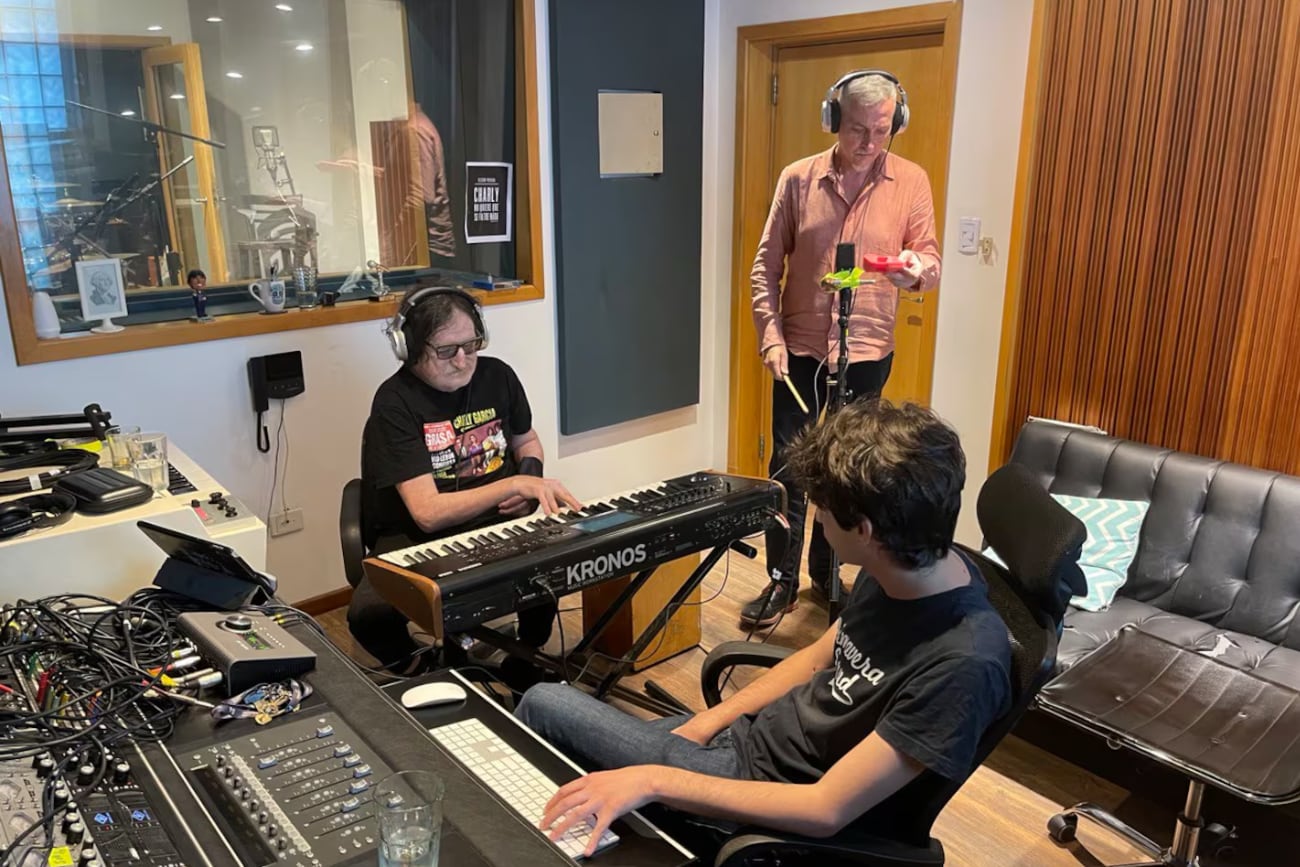 Charly, grabando el nuevo álbum junto a Pedro Aznar.