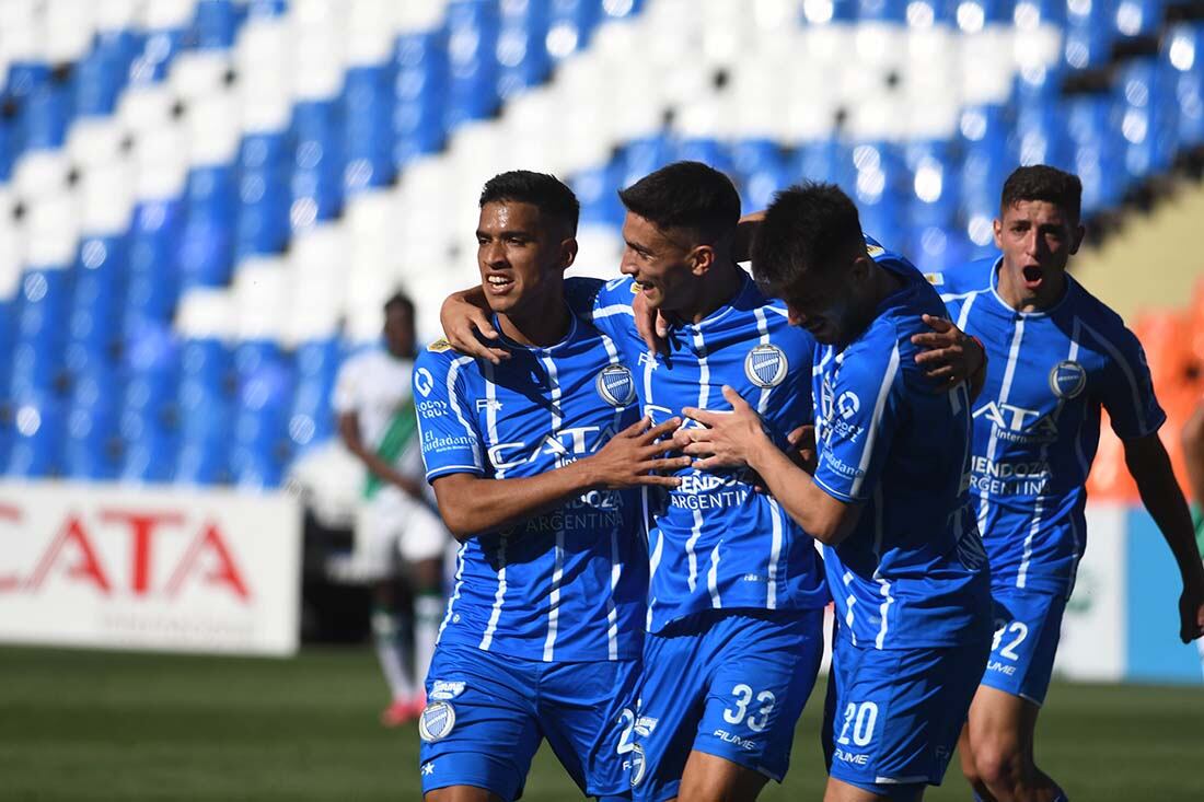 Festejos del segundo gol de Godoy Cruz.
Foto: José Gutierrez.