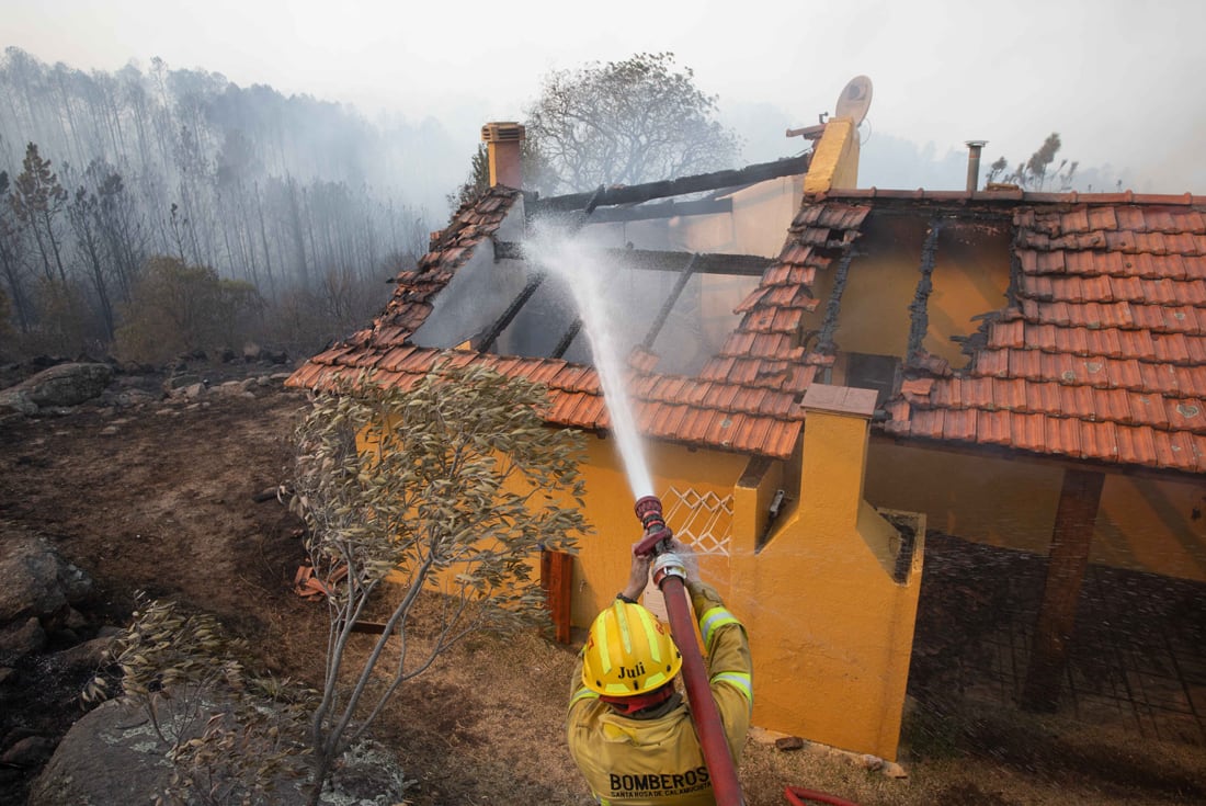 Incendio de una cabaña en las sierras de Córdoba en la zona de Atos Pamapa en Calamuchita 18 agosto 2021