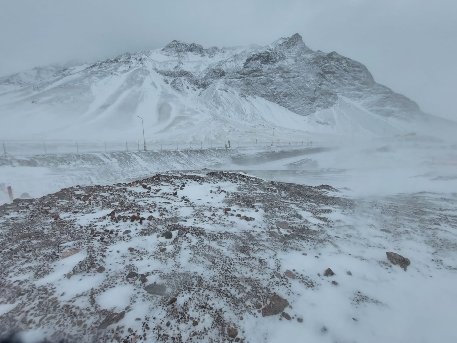 Continua el paso a Chile cerrado por las intensas nevadas. Foto: Ignacio Blanco / Los Andes 