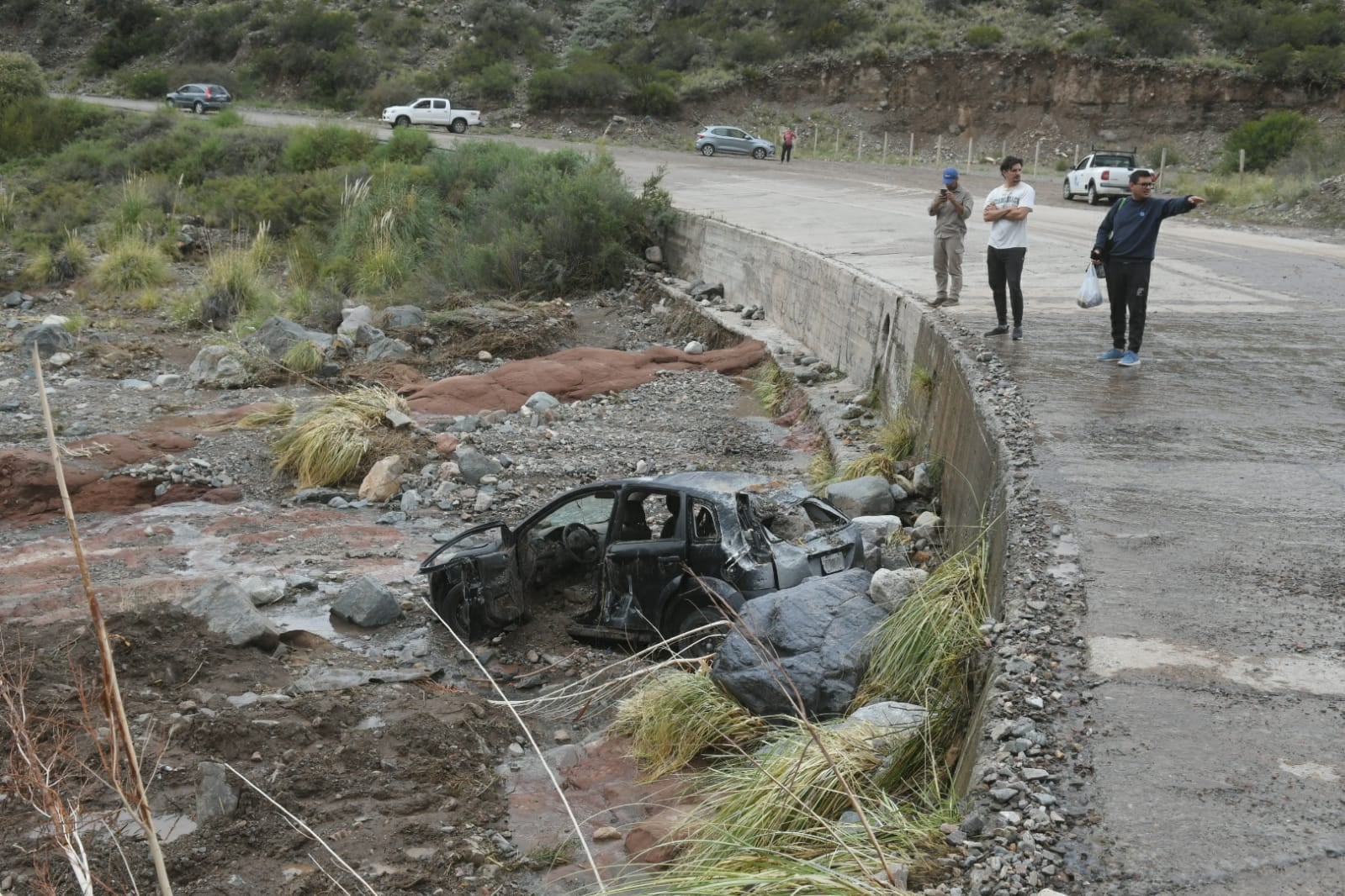 Así quedó el auto arrastrado por el río y en que murieron 3 personas en Potrerillos. Foto: Ignacio Blanco / Los Andes.