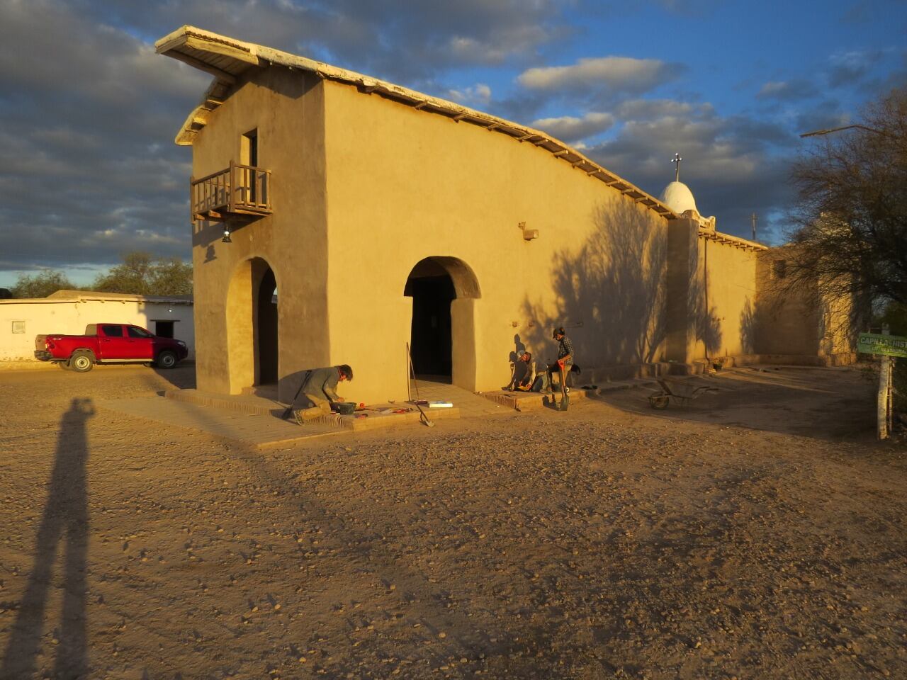 Durante los primeros trabajos en la base de la capilla de Laguna del Rosario se encontró la fosa cubierta con arena y que podría ser un enterratorio.