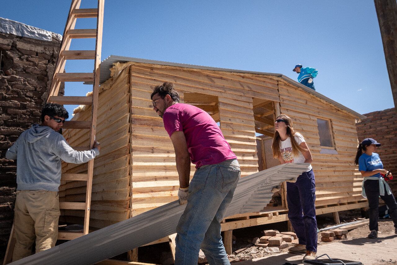 Después del incendio de la playa de San Agustín y algunas casas de la zona, comenzó la construcción de viviendas de emergencia prefabricadas para las familias afectadas. | Foto: Ignacio Blanco / Los Andes