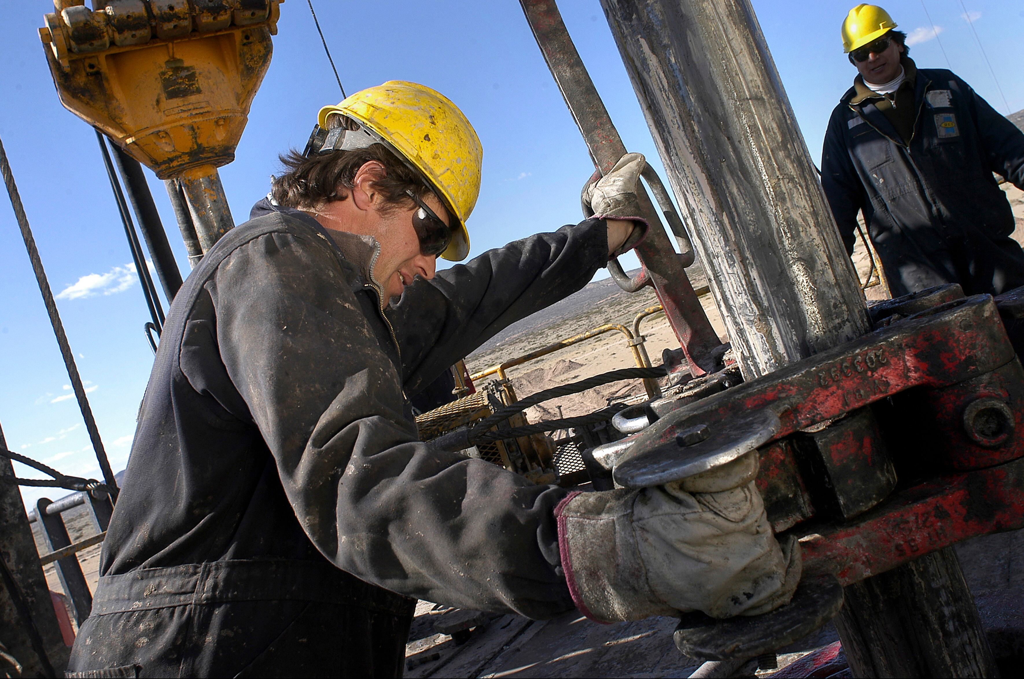 El sector hidrocarburífero es el que mejores salarios paga dentro de Mendoza, debido a su productividad, la alta capitalización y el nivel de especialización de sus empleados.
