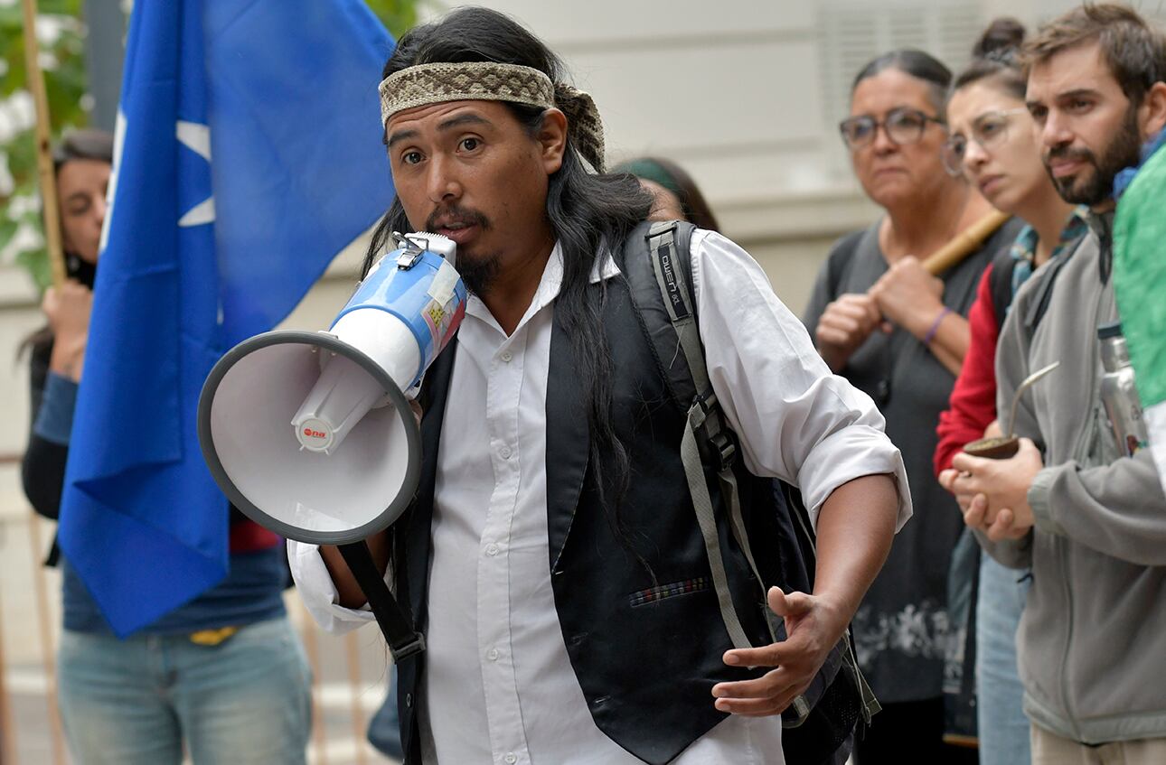 Mapuches protestando en la Legislatura de Mendoza. Foto: Orlando Pelichotti 