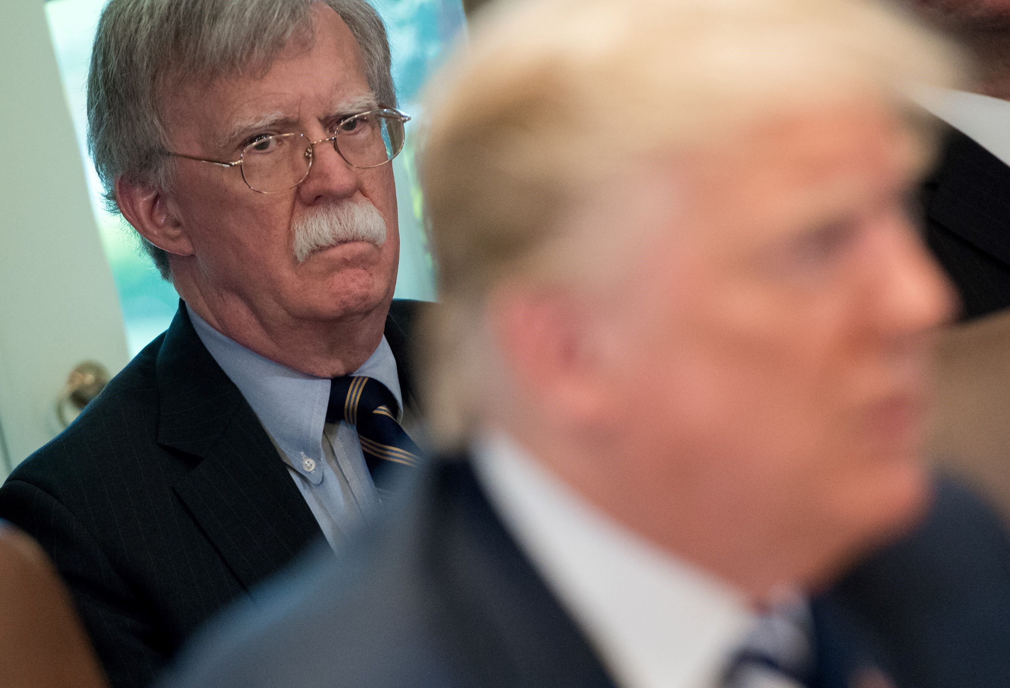 El presidente de los Estados Unidos, Donald Trump, habla junto con el asesor de seguridad nacional John Bolton