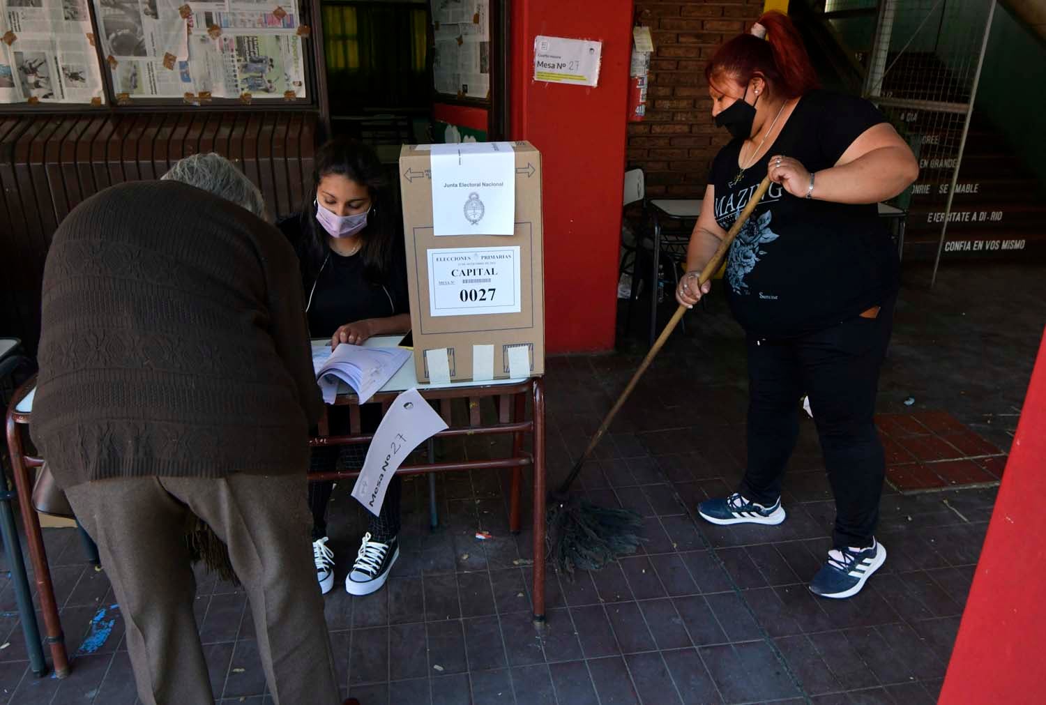 En la escuela  Patricias Mendocinas de Ciudad, mientras votan personal de la escuela realizan la limpieza y desinfección.
Foto Orlando Pelichotti