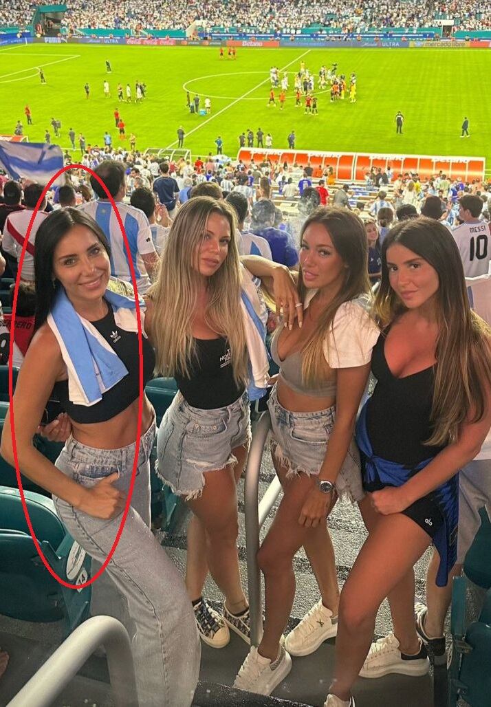 La novia y "amante" del jugador estarían apoyándolo en la Copa América.