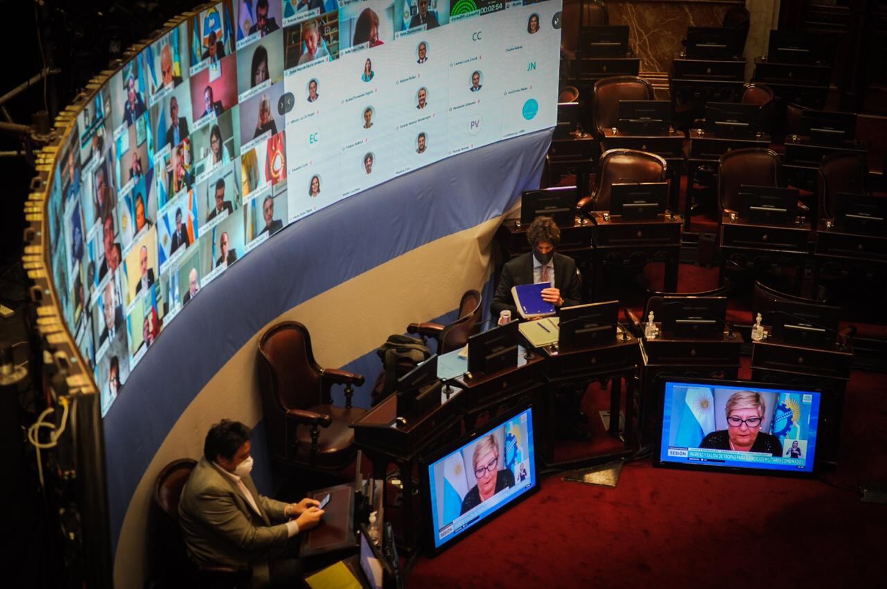 Hay sólo tres legisladores de modo presencial en el Senado y el resto está a distancia. 