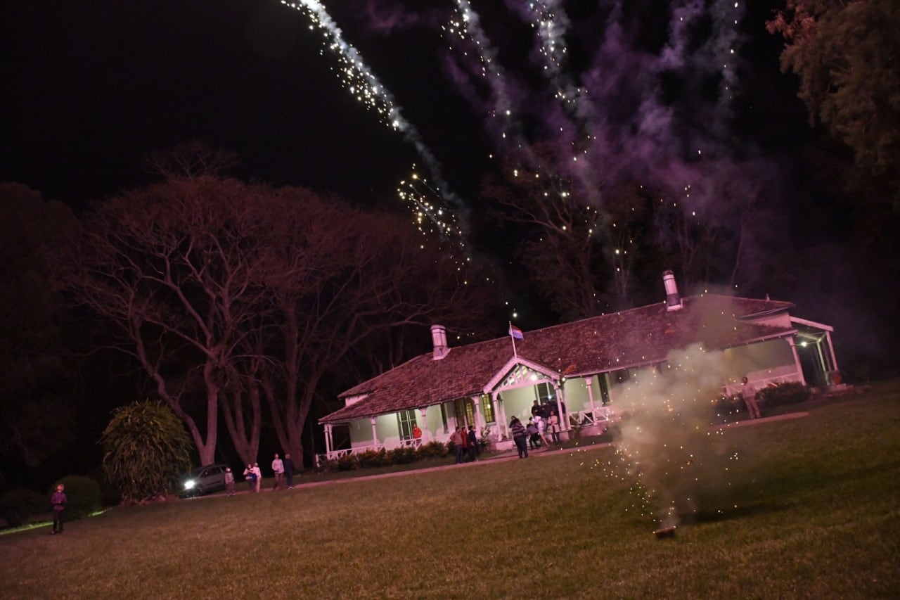 Cuando cayó la noche y la caravana de policías desalojó a los usurpadores, comenzaron los festejos en el campo de los hermanos Etchevehere.