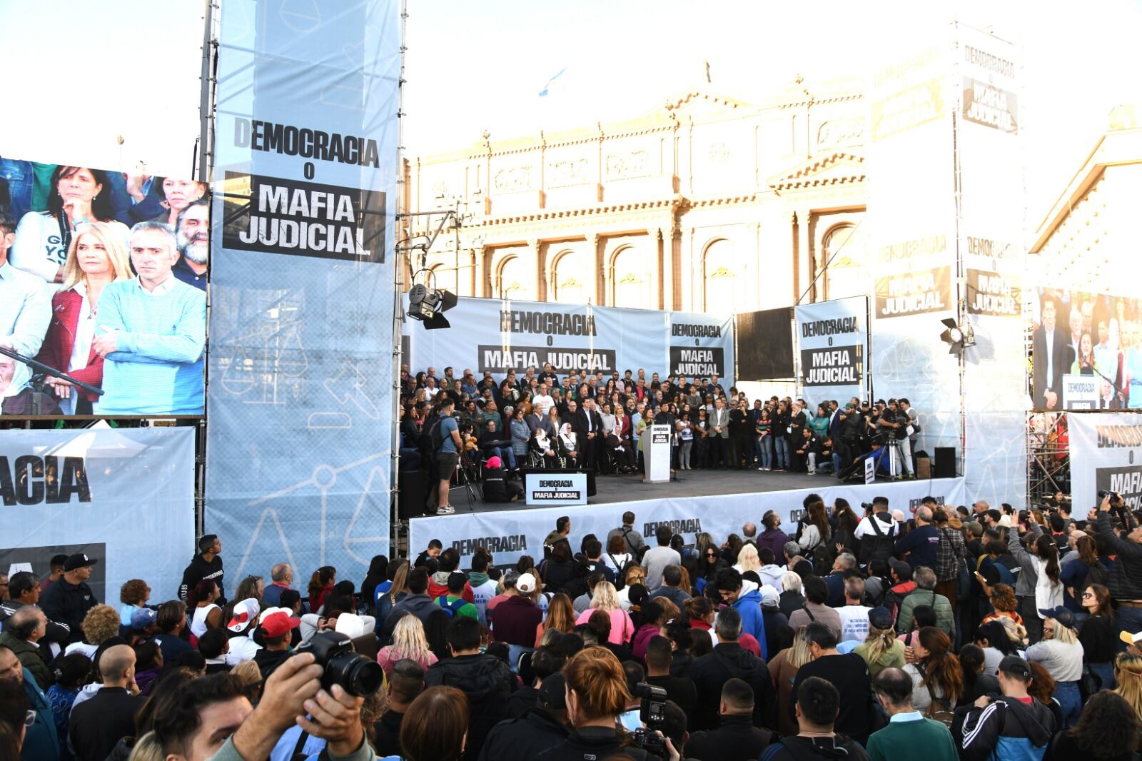 El kirchnerismo se manifestó frente al Palacio de Justicia  - Foto Clarín