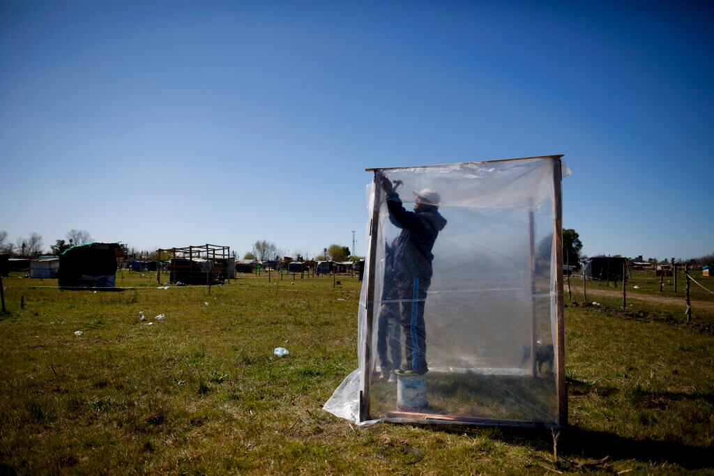 Un hombre construye una casa improvisada