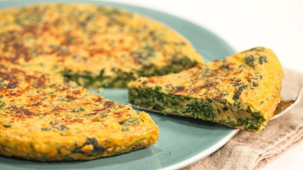 La mejor receta de la tortilla de espinaca con un toque de cebolla caramelizada.