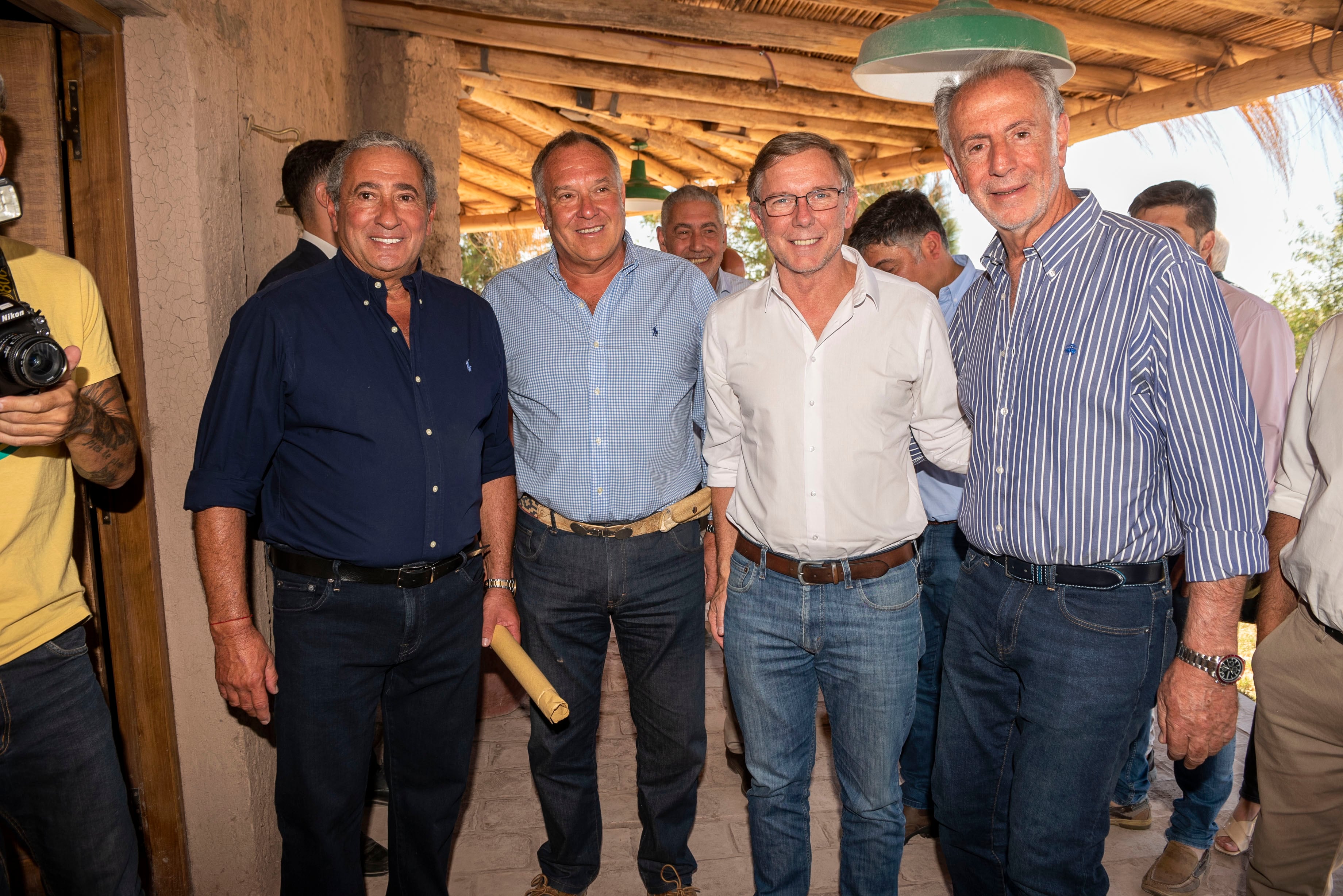  El anfitrión del encuentro, Alfredo Vila Santander y Carlos Parrella Furlán junto a Juan José Bahillo, secretario de Agricultura y Ganadería de la Nación y Jorge Neme, secretario de Desarrollo Regional de la Nación.

