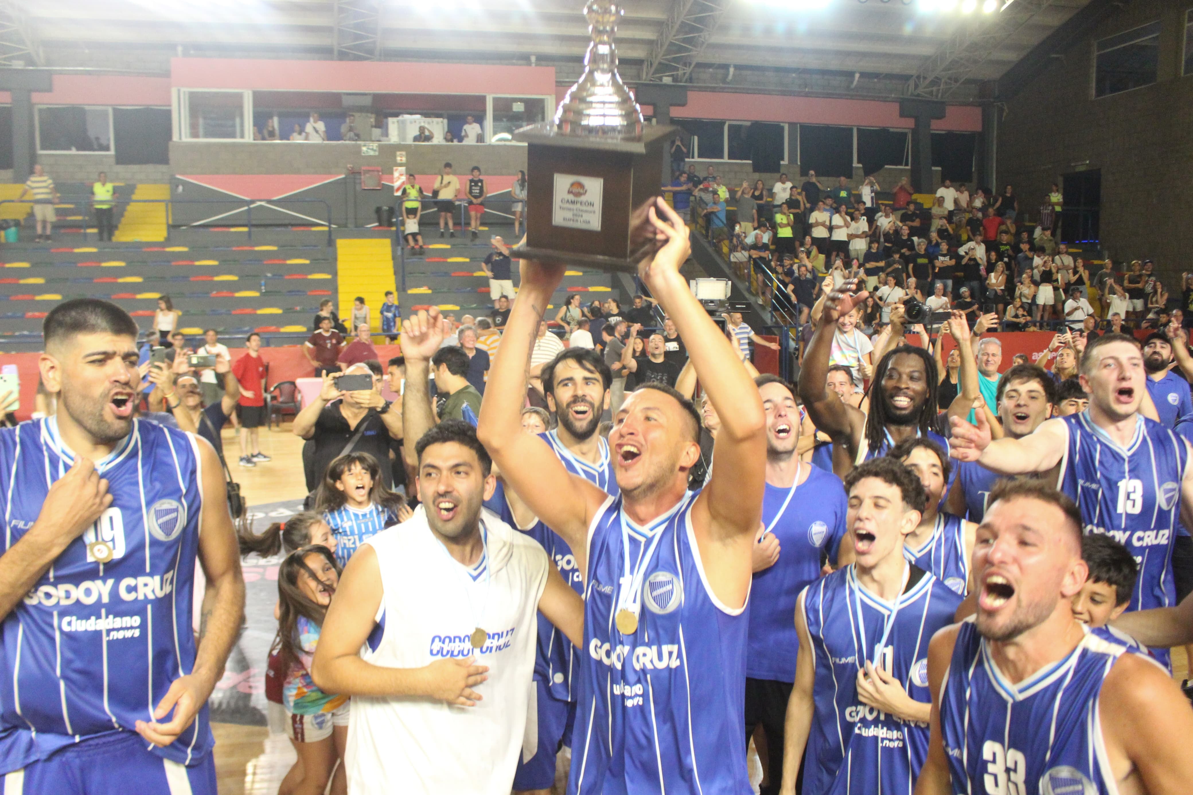 Los festejos de los jugadores de Godoy Cruz encabezados por Facundo Rubia, el gran capitán. / Gentileza.