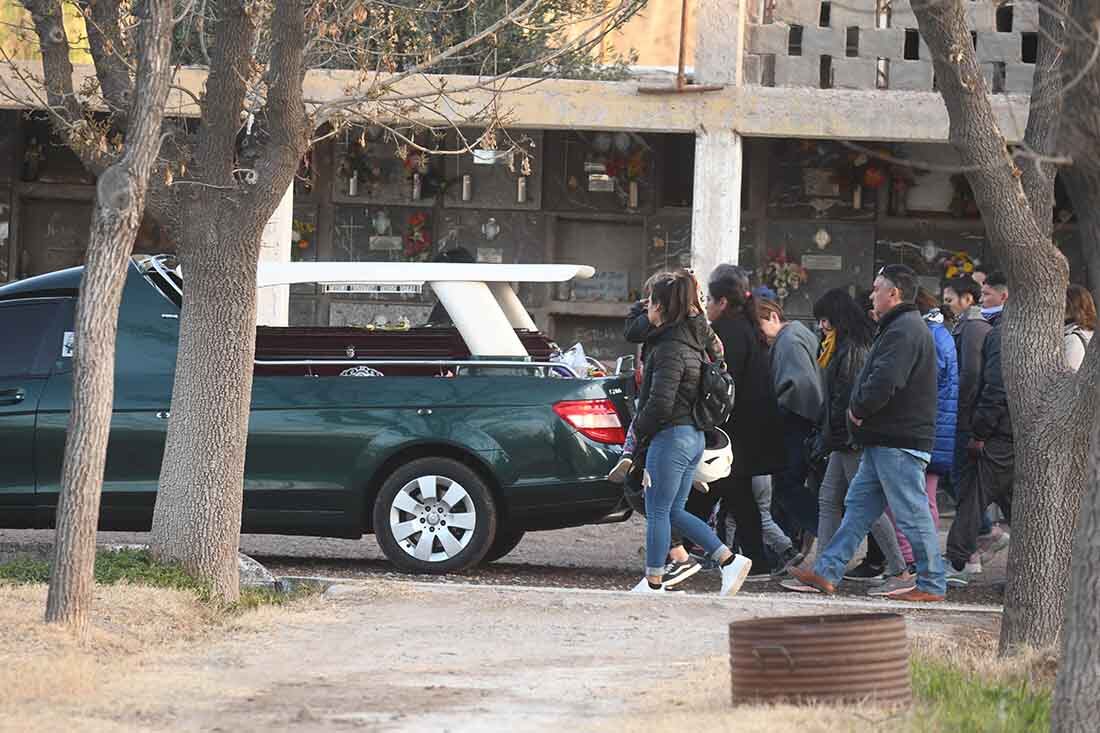 En el cementerio de Buen Orden del departamento de San Martín se realizó el sepelio de Agostina Trigo,  la joven que encontraron sin vida en un galpón en la zona rural de ese departamento.
Foto: José Gutierrez/ Los Andes