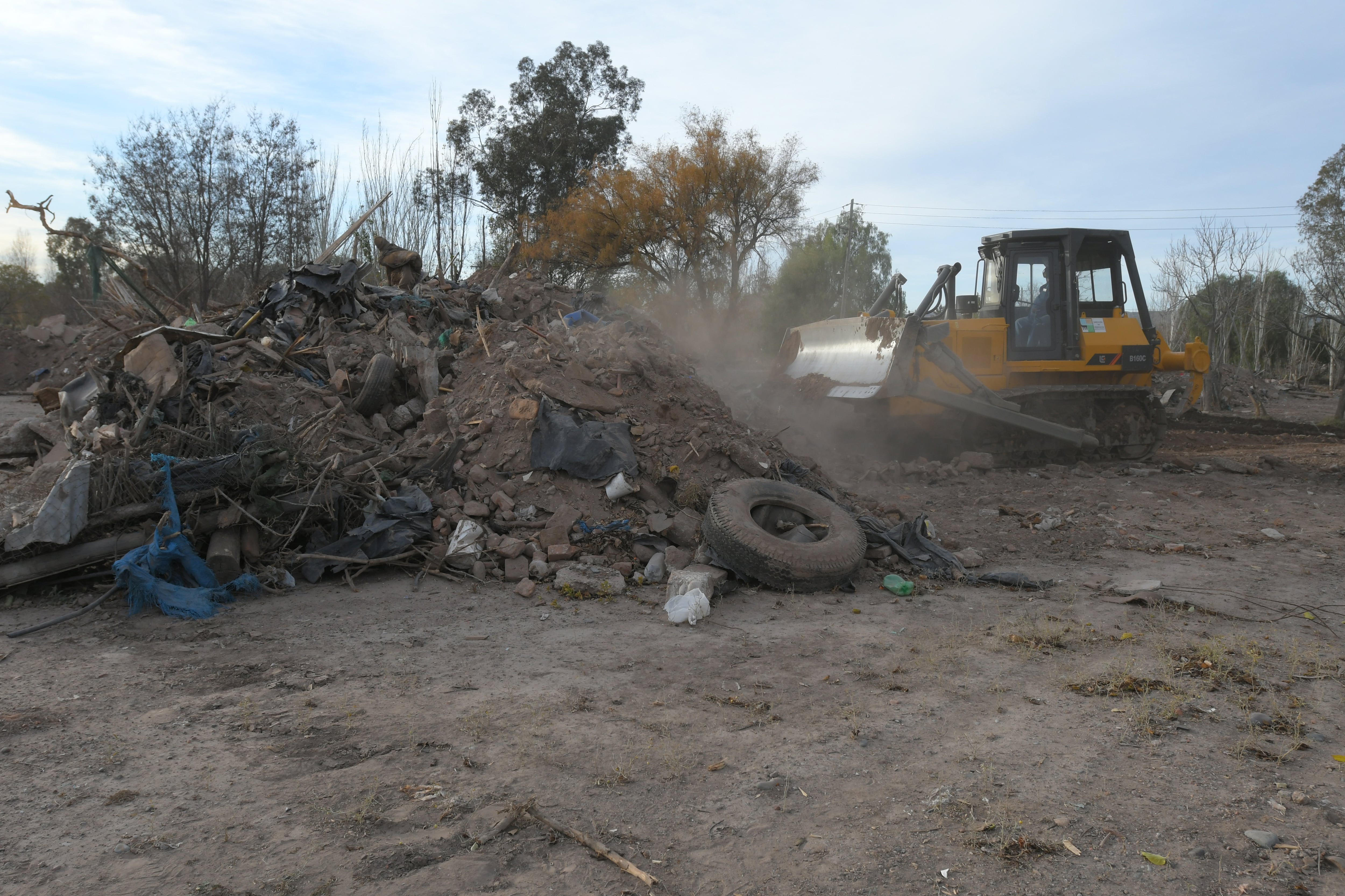 Con la limpieza del amplio terreno del ex asentamiento se iniciaron los trabajos para dar forma al nuevo paseo .
Foto: Ignacio Blanco / Los Andes