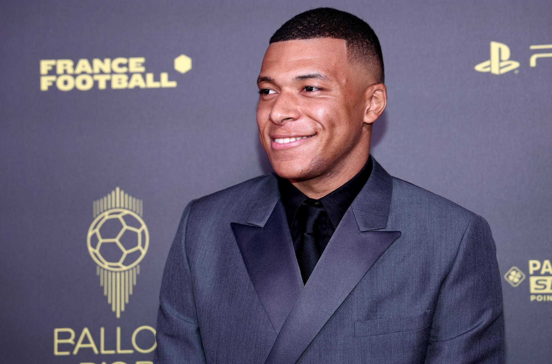 París (Francia), 30/10/2023.- El delantero del PSG, Kylian Mbappé, llega a la ceremonia del Balón de Oro 2023 en el Teatro du Chatelet de París (Francia) el 30 de octubre de 2023. (Francia) EFE/EPA/MOHAMMED BADRA