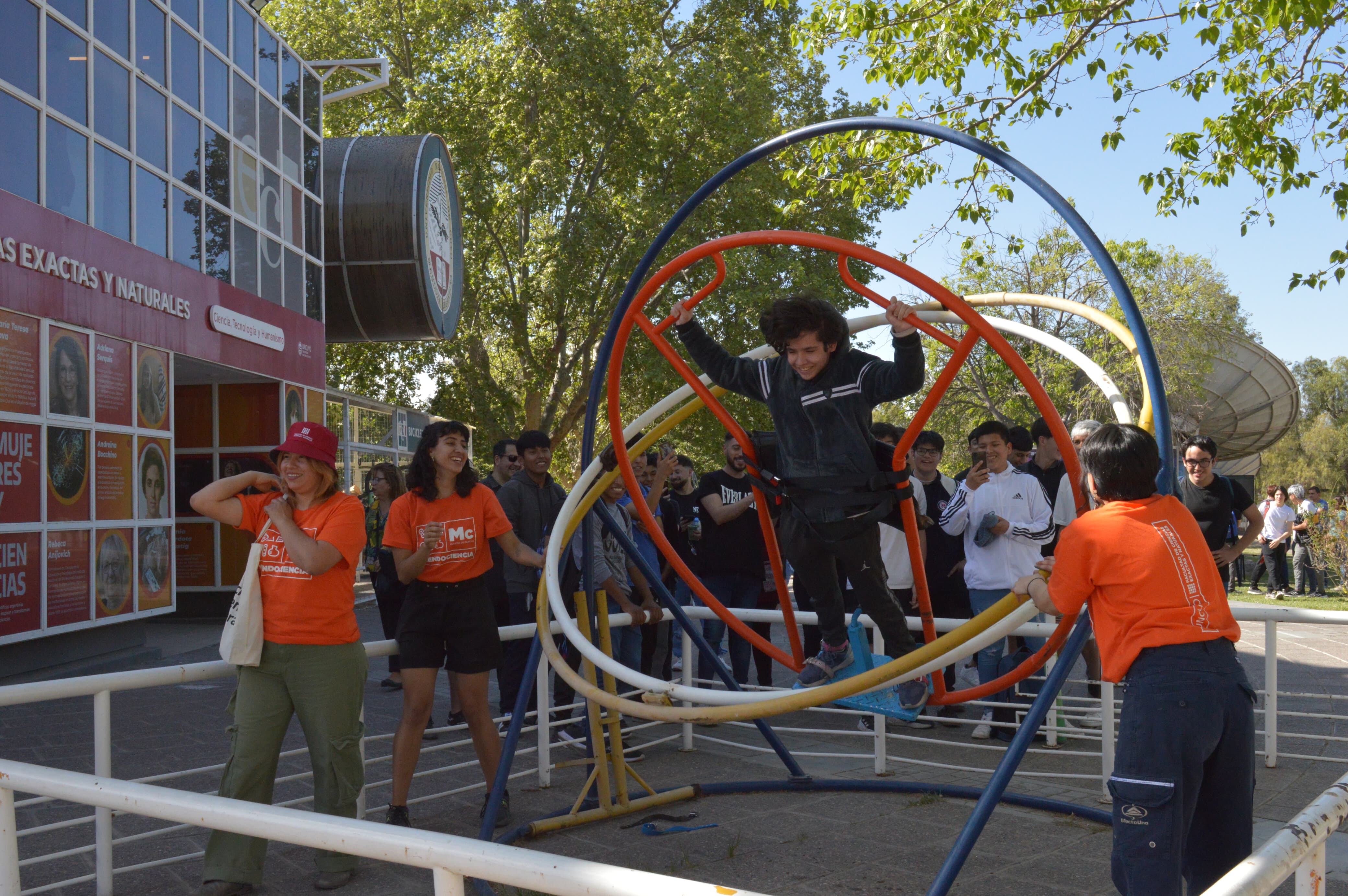 Muestra de ciencia interactiva para estudiantes de secundaria.