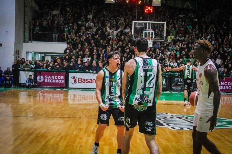 El menor de los hermanos del delantero argentino la rompe jugando al básquet.