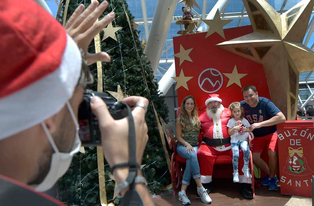 Papa Noel visitó en Mendoza Plaza Shopping. Decenas de niños le piden regalitos para esta navidad. Foto Orlando  Pelichotti