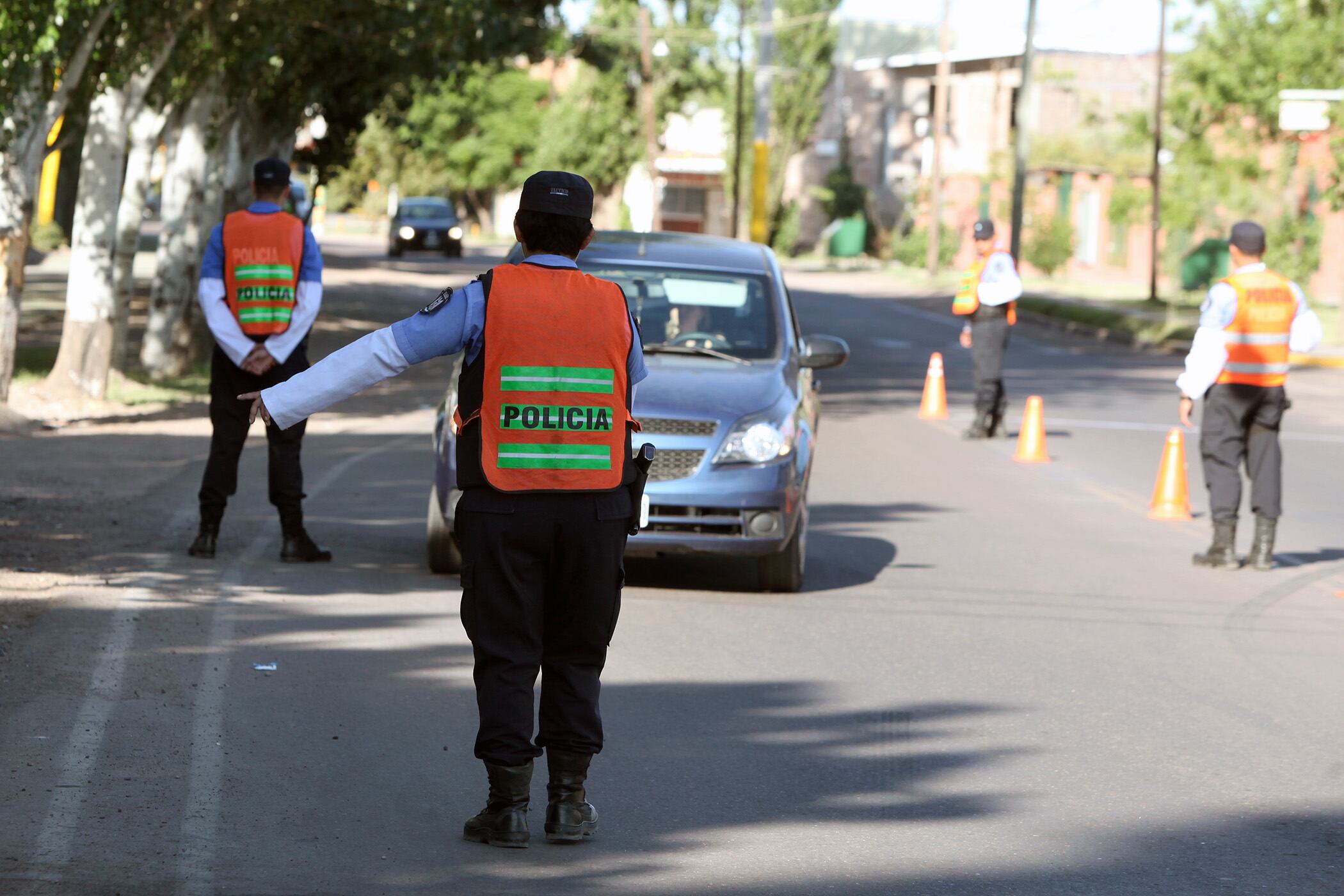  Los conductores que tengan infracciones por conducir alcoholizados no podrán tener una licencia con esa vigencia sino que tendrán una que durará la mitad, es decir, igual que la que estaba vigente hasta ahora. 
