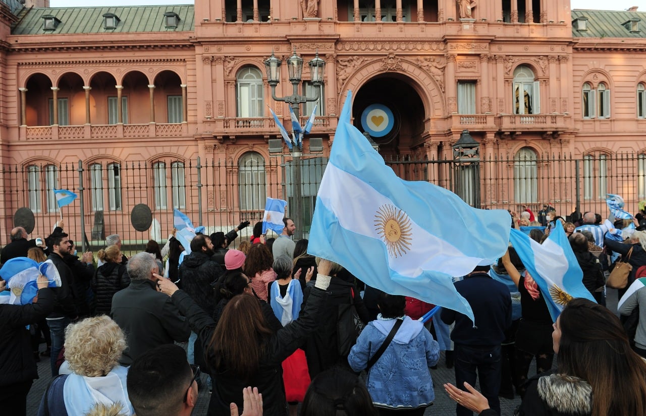 Todos los manifestantes salieron con banderas celestes y blancas