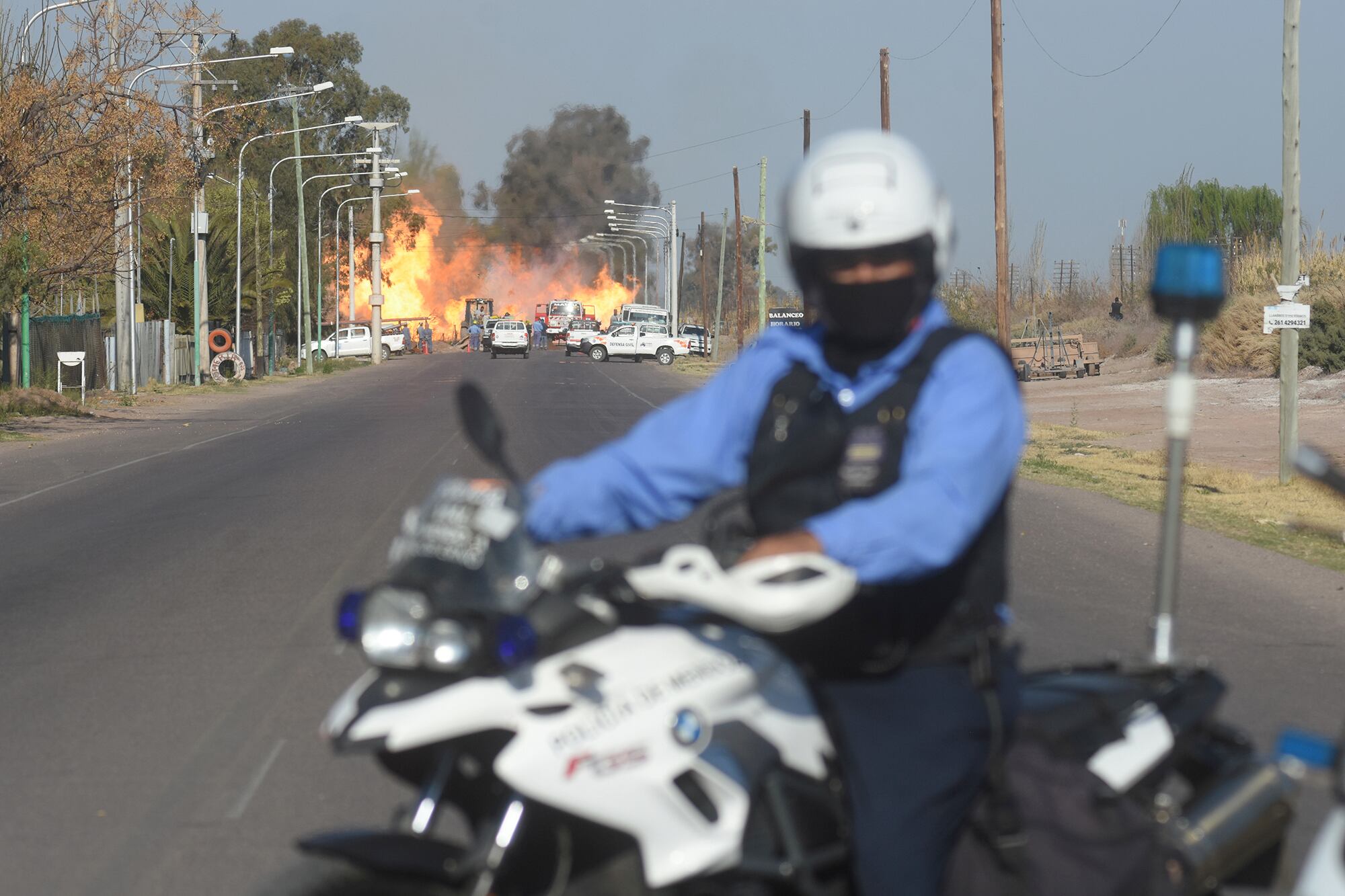 En el lugar trabajan bomberos del Cuartel Central, Bomberos Voluntarios de Maipú, personal de Ecogas, de Edemsa de la municipalidad de Mapú y de Defensa Civil.