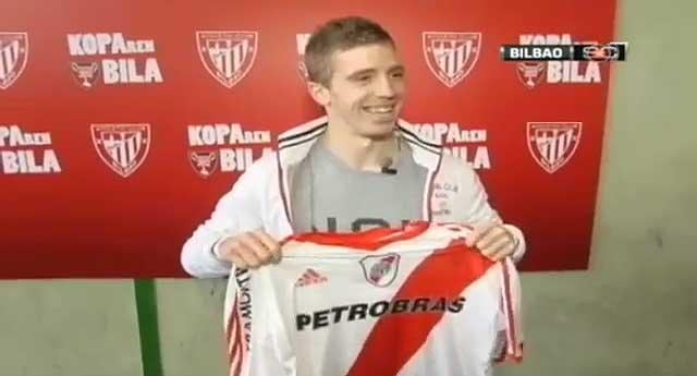 Iker y la camiseta de River Plate. 